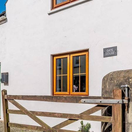 Вилла The Gatehouse At Y Gwesty Bach Jordanston Экстерьер фото